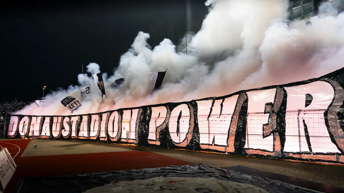 Fußball, SSV Ulm: Das war das Heimspiel am Freitagabend gegen den VfL Osnabrück Fanblock D Fans, Choreografie Donaustadion Power