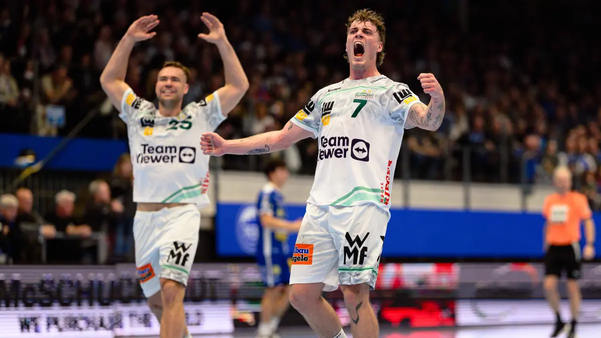 GER, ThSV Eisenach gegen FRISCH AUF! Göppingen, 1. Daikin Handballbundesliga, Handball, 17.Spieltag, Saison 2025/2026, 13.12.2025: Victor, Kloeve Rueckraum Links, Frisch Auf Goeppingen, 7, Ludvig, Jurmala Astrom Kreislaeufer, Frisch Auf Goeppingen, 25 GER, ThSV Eisenach gegen FRISCH AUF Göppingen, 1. Daikin Handballbundesliga, Handball, 17.Spieltag, Saison 2025/2026, 13.12.2025 GER, ThSV Eisenach gegen FRISCH AUF Göppingen, 1. Daikin Handballbundesliga, Handball, 17.Spieltag, Saison 2025/2026, 13.12.2025 Eisenach *** Victor, Kloeve Rueckraum Links, Frisch Auf Goeppingen, 7 , Ludvig, Jurmala Astrom Kreislaeufer, Frisch Auf Goeppingen, 25 GER, ThSV Eisenach vs FRISCH AUF Göppingen, 1 Daikin Handballbundesliga, Handball, 17 Matchday, Season 2025 2026, 13 12 2025 GER, ThSV Eisenach vs FRISCH AUF Göppingen, 1 Daikin Handballbundesliga, Handball, 17 Matchday, Season 2025 2026, 13 12 2025 Eisenach Copyright: xEibner-Pressefoto/MartinxHerbstx EP_MHT