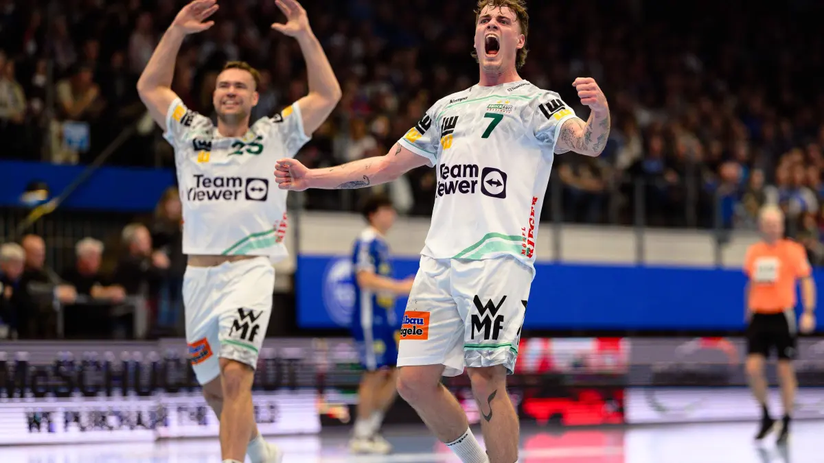 GER, ThSV Eisenach gegen FRISCH AUF! Göppingen, 1. Daikin Handballbundesliga, Handball, 17.Spieltag, Saison 2025/2026, 13.12.2025: Victor, Kloeve Rueckraum Links, Frisch Auf Goeppingen, 7, Ludvig, Jurmala Astrom Kreislaeufer, Frisch Auf Goeppingen, 25 GER, ThSV Eisenach gegen FRISCH AUF Göppingen, 1. Daikin Handballbundesliga, Handball, 17.Spieltag, Saison 2025/2026, 13.12.2025 GER, ThSV Eisenach gegen FRISCH AUF Göppingen, 1. Daikin Handballbundesliga, Handball, 17.Spieltag, Saison 2025/2026, 13.12.2025 Eisenach *** Victor, Kloeve Rueckraum Links, Frisch Auf Goeppingen, 7 , Ludvig, Jurmala Astrom Kreislaeufer, Frisch Auf Goeppingen, 25 GER, ThSV Eisenach vs FRISCH AUF Göppingen, 1 Daikin Handballbundesliga, Handball, 17 Matchday, Season 2025 2026, 13 12 2025 GER, ThSV Eisenach vs FRISCH AUF Göppingen, 1 Daikin Handballbundesliga, Handball, 17 Matchday, Season 2025 2026, 13 12 2025 Eisenach Copyright: xEibner-Pressefoto/MartinxHerbstx EP_MHT