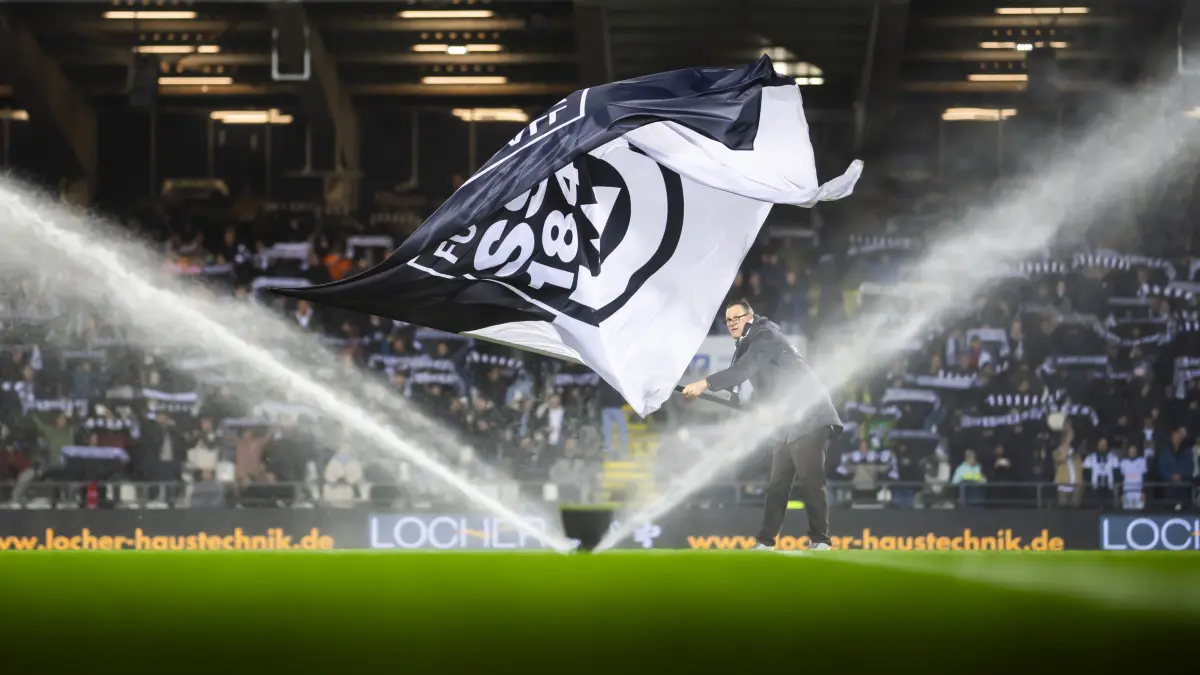 Fußball, SSV Ulm: Das war das Heimspiel am Freitagabend gegen den VfL Osnabrück, 3. Liga, Wassersprenger, Donaustadion, Hymne, Fahne, Schals, Fans, Symbol