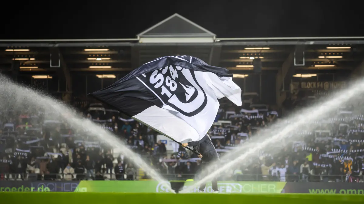Fußball, SSV Ulm: Das war das Heimspiel am Freitagabend gegen den VfL Osnabrück, 3. Liga, Wassersprenger, Donaustadion, Hymne, Fahne, Schals, Fans, Symbol