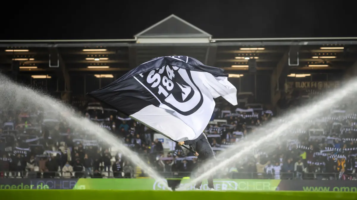 Fußball, SSV Ulm: Das war das Heimspiel am Freitagabend gegen den VfL Osnabrück, 3. Liga, Wassersprenger, Donaustadion, Hymne, Fahne, Schals, Fans, Symbol