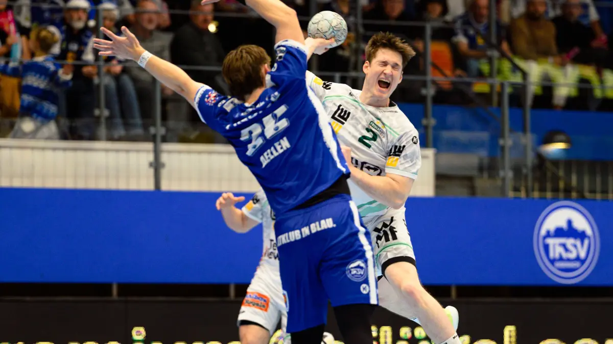 GER, ThSV Eisenach gegen FRISCH AUF! Göppingen, 1. Daikin Handballbundesliga, Handball, 17.Spieltag, Saison 2025/2026, 13.12.2025: Oskar, Neudeck (Rueckraum Links, Frisch Auf Goeppingen, #2), Felix, Aellen (Rueckraum Mitte, ThSV Eisenach, #22)
GER, ThSV Eisenach gegen FRISCH AUF! Göppingen, 1. Daikin Handballbundesliga, Handball, 17.Spieltag, Saison 2025/2026, 13.12.2025
Foto: Eibner-Pressefoto/Martin Herbst
