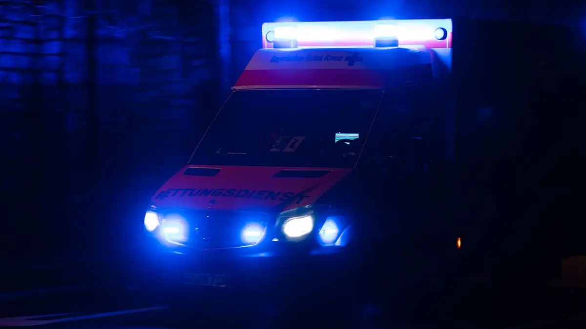 Rettungswagen im Einsatz: ARCHIV - 03.02.2021, Bayern, Würzburg: Ein Krankenwagen fährt nachts mit Blaulicht durch eine Straße. (zu dpa: «Autofahrerin fährt Kind und Mann an - beide schwer verletzt») Foto: Nicolas Armer/dpa +++ dpa-Bildfunk +++