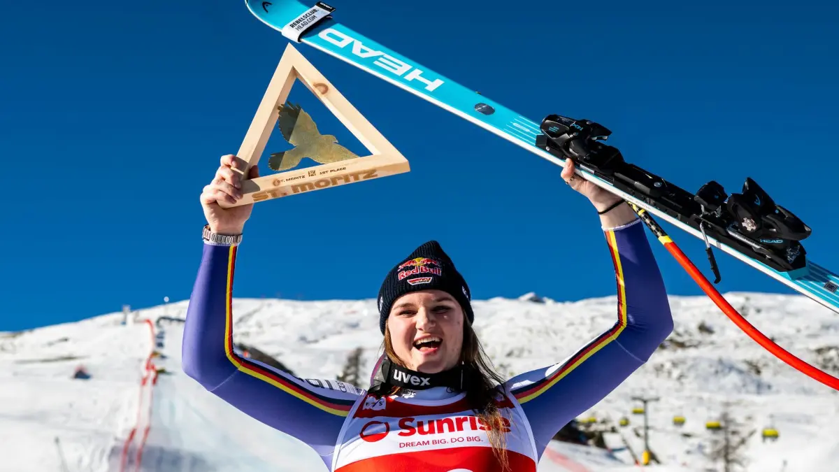 St. Moritz Weltcup Abfahrt: 13.12.2025, Schweiz, St. Moritz: Ski alpin: Weltcup, Abfahrt, Frauen. Die Siegerin Emma Aicher aus Deutschland posiert nach der Siegerehrung des Abfahrtsrennens der Damen beim FIS Skiweltcup in St. Moritz, Schweiz. Foto: Jean-Christophe Bott/KEYSTONE/dpa +++ dpa-Bildfunk +++