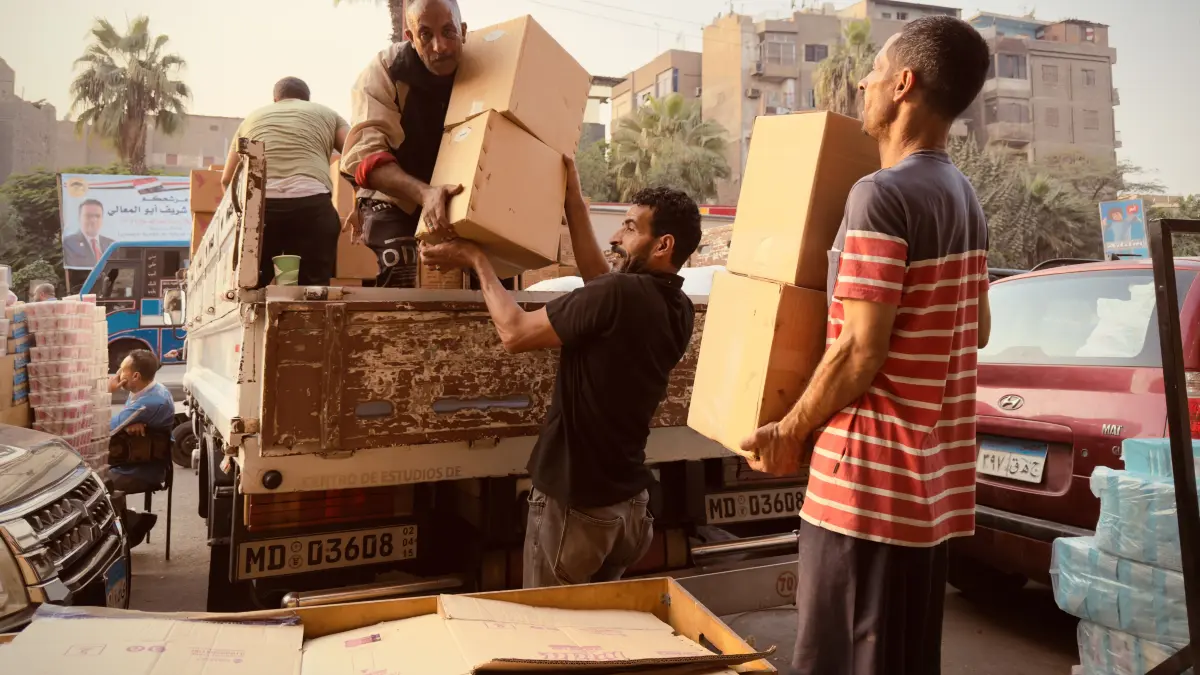 In Kairo konnten die Drei Musketiere mit weiteren Helfern die Hilfsgüter packen und verteilen.
