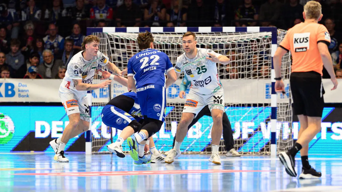 GER, ThSV Eisenach gegen FRISCH AUF! Göppingen, 1. Daikin Handballbundesliga, Handball, 17.Spieltag, Saison 2025/2026, 13.12.2025: Felix, Aellen Rueckraum Mitte, ThSV Eisenach, 22, Ludvig, Jurmala Astrom Kreislaeufer, Frisch Auf Goeppingen, 25, Victor, Kloeve Rueckraum Links, Frisch Auf Goeppingen, 7 GER, ThSV Eisenach gegen FRISCH AUF Göppingen, 1. Daikin Handballbundesliga, Handball, 17.Spieltag, Saison 2025/2026, 13.12.2025 GER, ThSV Eisenach gegen FRISCH AUF Göppingen, 1. Daikin Handballbundesliga, Handball, 17.Spieltag, Saison 2025/2026, 13.12.2025 Eisenach *** Felix, Aellen center back, ThSV Eisenach, 22 , Ludvig, Jurmala Astrom circle shooter, Frisch Auf Goeppingen, 25 , Victor, Kloeve left back, Frisch Auf Goeppingen, 7 GER, ThSV Eisenach vs FRISCH AUF Göppingen, 1 Daikin Handballbundesliga, Handball, Matchday 17, Season 2025 2026, 13 12 2025 GER, ThSV Eisenach vs FRISCH AUF Göppingen, 1 Daikin Handballbundesliga, Handball, Matchday 17, Season 2025 2026, 13 12 2025 Eisenach Copyright: xEibner-Pressefoto/MartinxHerbstx EP_MHT