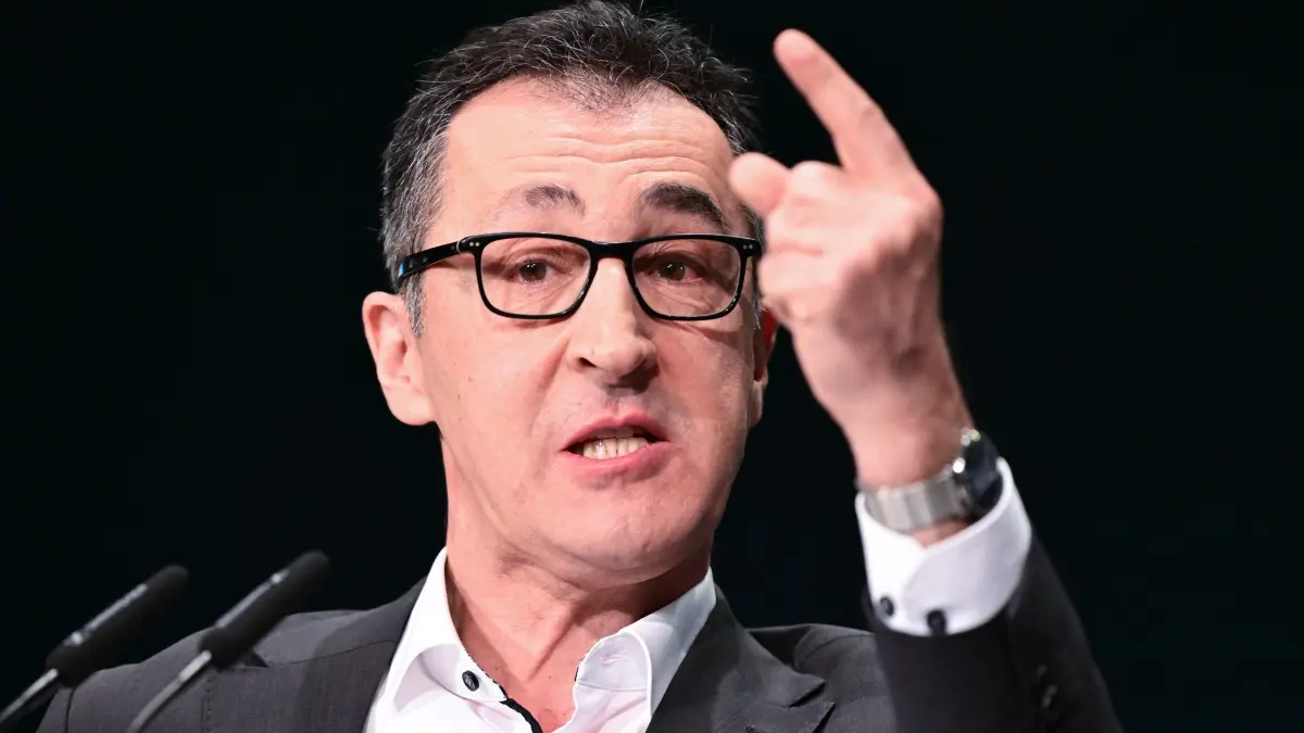 Landesparteitag Bündnis 90/Die Grünen Baden-Württemberg: 13.12.2025, Baden-Württemberg, Ludwigsburg: Cem Özdemir, (Bündnis 90/Die Grünen), Spitzenkandidat für die Landtagswahl in Baden-Württemberg 2026, spricht beim Landesparteitag seiner Partei. Die Partei beschließt das Wahlprogramm für die Landtagswahl 2026 und wählt neben anderen Parteigremien auch ihren Landesvorstand. Foto: Bernd Weißbrod/dpa +++ dpa-Bildfunk +++