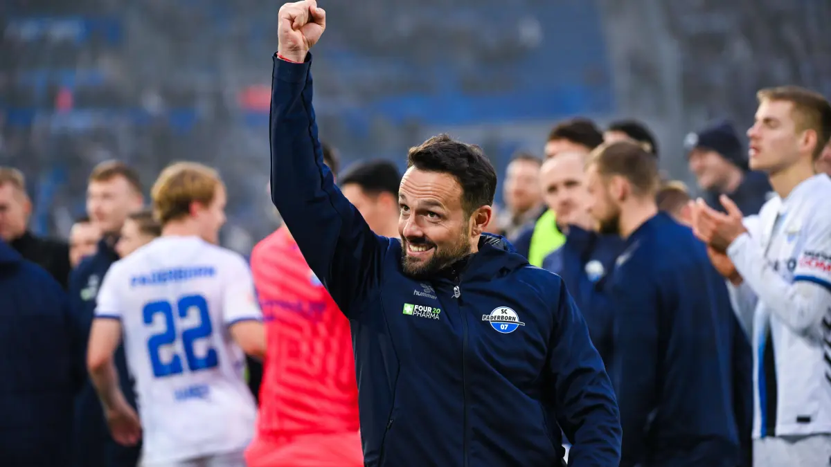 Karlsruher SC vs SC Paderborn - 2. Bundesliga: Trainer Ralf Kettemann SC Paderborn bejubelt den Sieg mit den Fans des SC Paderborn nach dem Spiel der 2. Bundesliga zwischen Karlsruher SC und SC Paderborn im BBBank Wildpark am 13. December 2025 in Karlsruhe, Deutschland. Foto von Silas Schüller/DeFodi Images Coach Ralf Kettemann SC Paderborn celebrates the win with the Fans of SC Paderborn after the 2. Bundesliga match between Karlsruher SC and SC Paderborn at BBBank Wildpark on December 13, 2025 in Karlsruhe, Germany. Photo by Silas Schüller/DeFodi Images DFB / DFL REGULATIONS PROHIBIT ANY USE OF PHOTOGRAPHS AS IMAGE SEQUENCES AND/OR QUASI-VIDEO. Photo by Silas Schueller/DeFodi Images - not used for Axel Springer, ZDF - *** Coach Ralf Kettemann SC Paderborn celebrates the win with the Fans of SC Paderborn after the 2 Bundesliga match between Karlsruher SC and SC Paderborn at BBBank Wildpark on December 13, 2025 in Karlsruhe, Germany Photo by Silas Schüller DeFodi Images Coach Ralf Kettemann SC Paderborn celebrates the win with the Fans of SC Paderborn after the 2 Bundesliga match between Karlsruher SC and SC Paderborn at BBBank Wildpark on December 13, 2025 in Karlsruhe, Germany Photo by Silas Schüller DeFodi Images DFB DFL REGULATIONS PROHIBIT ANY USE OF PHOTOGRAPHS AS IMAGE SEQUENCES AND OR QUASI VIDEO Photo by Silas Schueller DeFodi Images not used for Axel Springer, ZDF