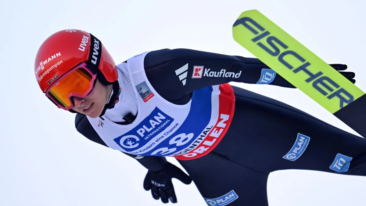 Skisprung Weltcup Klingenthal: 13.12.2025, Sachsen, Klingenthal: Ski nordisch/Skispringen: Weltcup, Großschanze, Frauen, 1. Durchgang. Katharina Schmid aus Deutschland springt von der Schanze. Foto: Hendrik Schmidt/dpa +++ dpa-Bildfunk +++