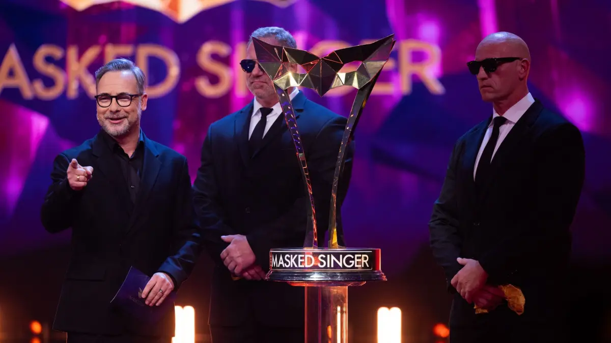 „The Masked Singer“ - Finale: 13.12.2025, Nordrhein-Westfalen, Köln: Moderator Matthias Opdenhövel (l) steht im Finale der Prosieben-Show „The Masked Singer“ auf der Bühne. Foto: Rolf Vennenbernd/dpa +++ dpa-Bildfunk +++