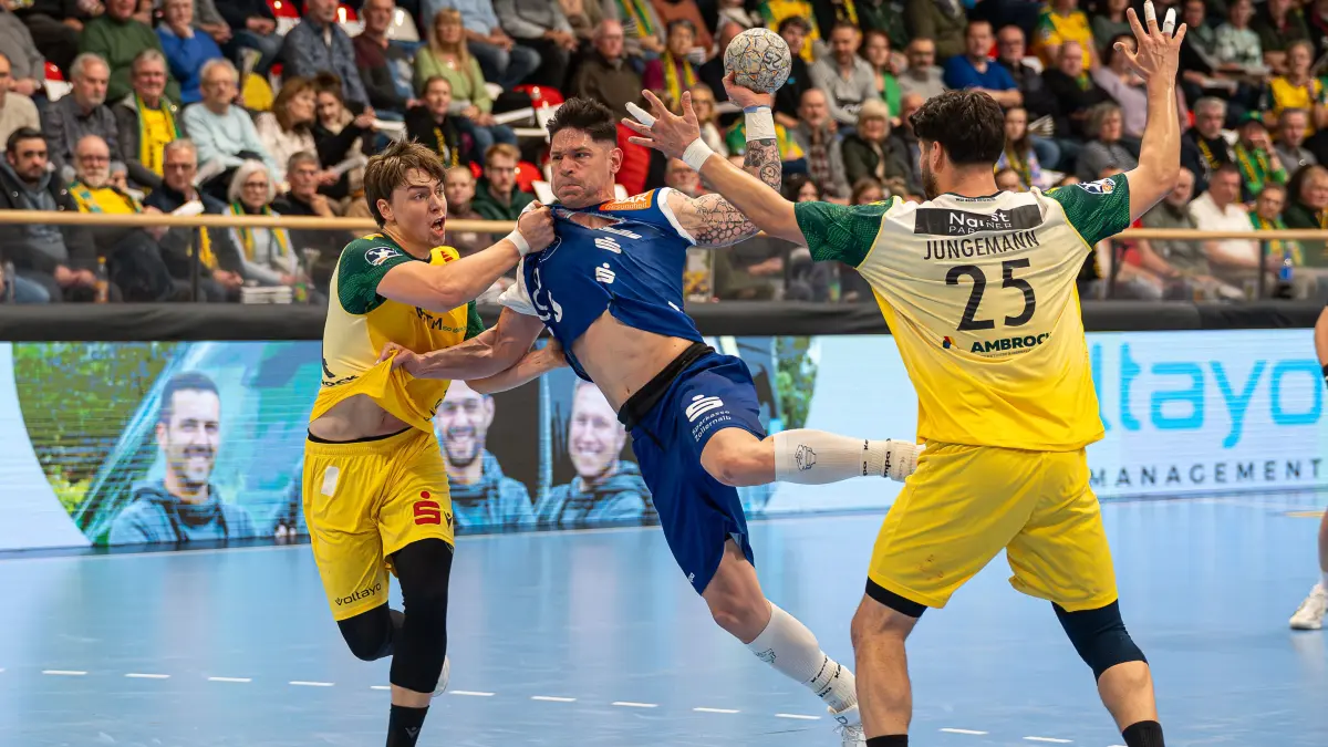 BW-Rückraumspieler Csaba Leimeter setzt sich durch und erzielt einen seiner drei Treffer.