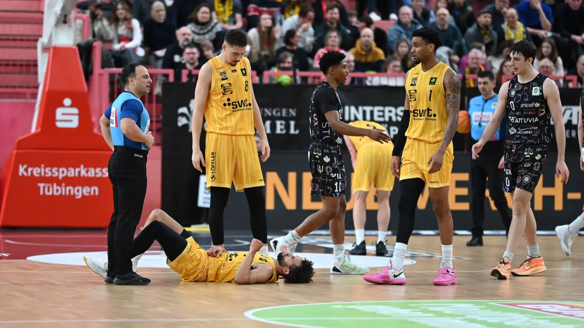 GER, Tigers Tuebingen vs. Uni Baskets Muenster, Basketball, Herren, Pro A, 2. Barmer Basketball Bundesliga, Saison 2025/2026, 13.12.2025: Felix Edwardsson (Tigers Tuebingen, #08), Bernard Pelote III (Tigers Tuebingen, #01)
GER, Tigers Tuebingen vs. Uni Baskets Muenster, Basketball, Herren, Pro A, 2. Barmer Basketball Bundesliga, Saison 2025/2026, 13.12.2025
Foto: Eibner-Pressefoto/Nicolas Woern