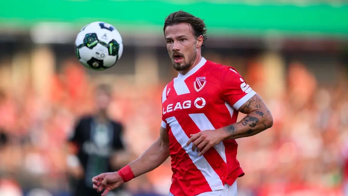 Henry Rorig von Energie Cottbus: ARCHIV - 16.08.2025, Brandenburg, Cottbus: Fußball: DFB-Pokal, FC Energie Cottbus - Hannover 96, 1. Runde, LEAG Energie Stadion, Henry Rorig (Energie Cottbus) spielt den Ball. In Wiesbaden traf der Einwechselspieler zum zwischenzeitlichen 1:1-Ausgleich. (zu dpa: «Wiesbaden verhindert Herbstmeisterschaft von Cottbus») Foto: Robert Michael/dpa +++ dpa-Bildfunk +++