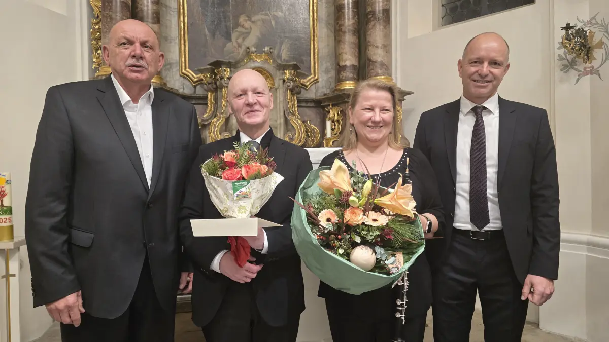Walter Heilig (Vorsitzender des Fördervereins), Walter Hirt, Annette Klaiss und Bürgermeister Manfred Haug freuen sich über die sanierte Klosterkirche.