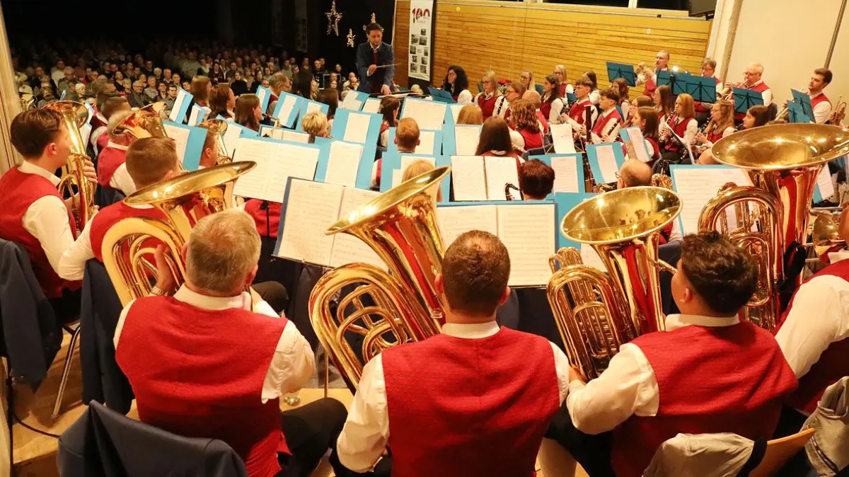 Dirigent Oliver Herberger und die Musikkapelle Altheim lieferten dem Publikum musikalische Werke aus unterschiedlichen Epochen der vergangenen 100 Jahre.