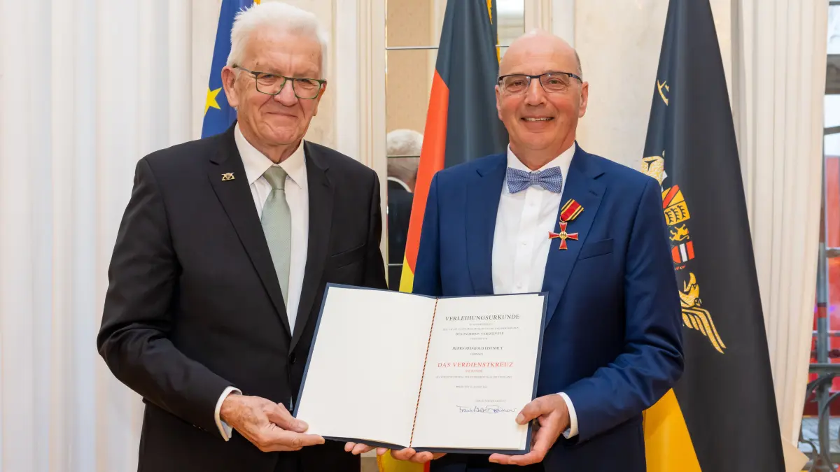 Tübingen Überreichung des Verdienstordens der Bundesrepublik Deutschland von Ministerpräsident Winfried Kretschmann an Reinhold Eisenhut