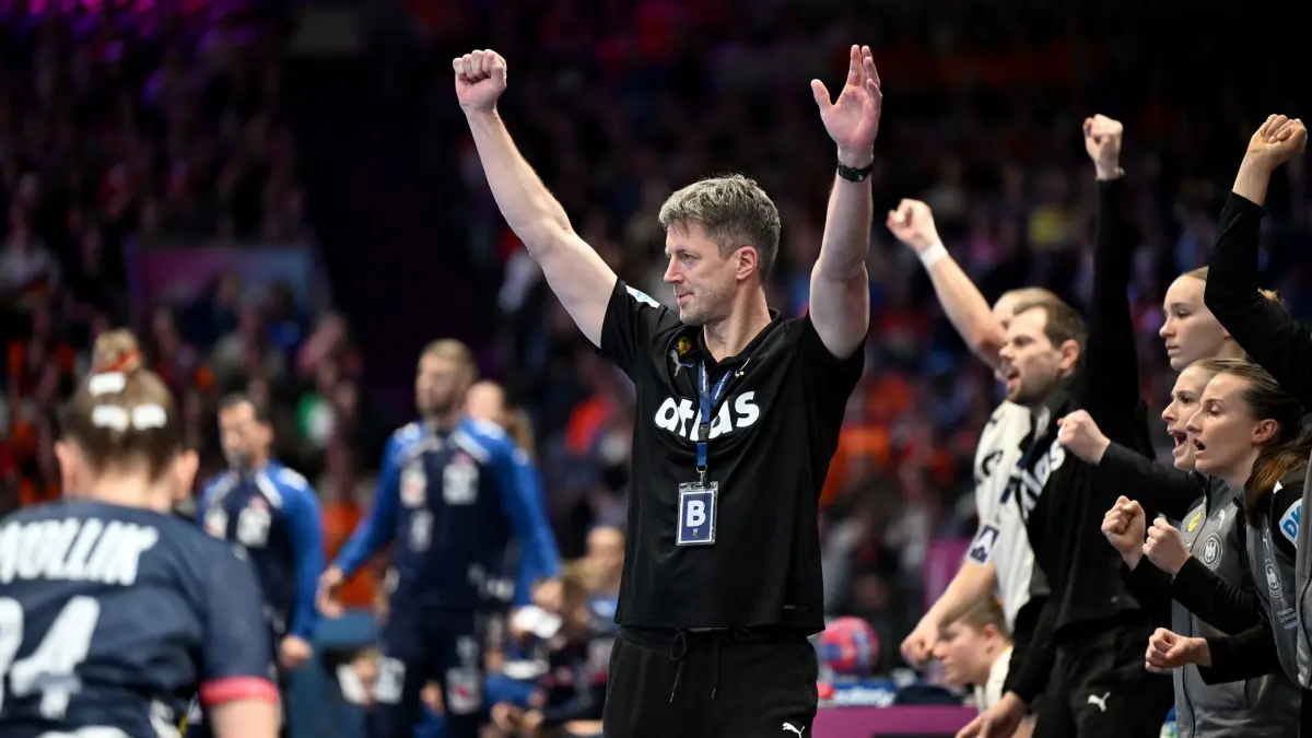 Deutschland - Norwegen: 14.12.2025, Niederlande, Rotterdam: Handball, Frauen: WM, Deutschland - Norwegen, Finalrunde, Finale. Trainer Markus Gaugisch (Deutschland) jubelt. Foto: Federico Gambarini/dpa +++ dpa-Bildfunk +++