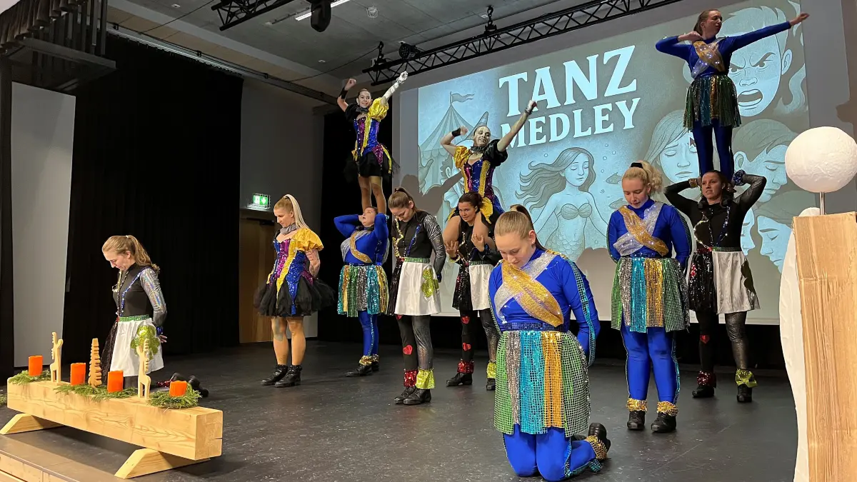 Die Showtanzgruppe der Narrenzunft Fischingen bereicherte mit ihrem Auftritt unter der Leitung von Romi Schwind und Saskia Kunzelmann die Jahresschlussfeier der Stadt Sulz.