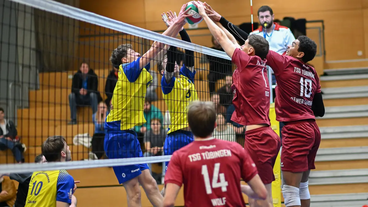 TSG Tuebingen vs. TSV Mimmenhausen 2, Volleyball, Regionalliga Sued Maenner, 9. Spieltag, Spiel 44, Saison 2025/2026, 13.12.2025: Kamp am Netz, links Sebastian Dietze (TSV Mimmenhasuen 2, #16) und Jonas Matzenbach (TSV Mimmenhasuen 2, #09), rechts Moyan Oess (TSG Tuebingen, #01) und Henri Raewer-Tanguep (TSG Tuebingen, #10)
TSG Tuebingen vs. TSV Mimmenhausen 2, Volleyball, Regionalliga Sued Maenner, 9. Spieltag, Spiel 44, Saison 2025/2026, 13.12.2025,
Foto: Eibner-Pressefoto/Ralph Kunze