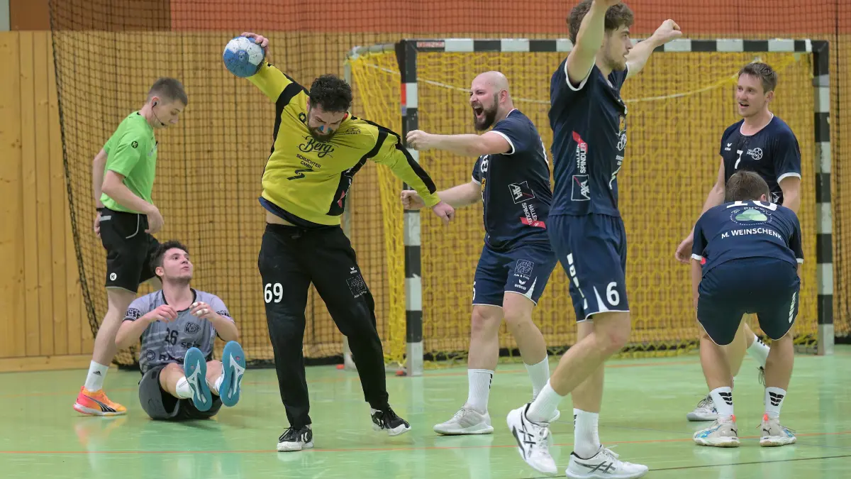 Handball LL | HSG Ermstal vs. TV Neuhausen II: Handball LL | HSG Ermstal (blau) vs. TV Neuhausen II (grau) // 2025-12-13 // Foto: Joachim Baur // Derbysieger / Jubel HSG / TW #69 Kevin Maisch (HSG Ermstal) / #66 Michael Mueller (HSG Ermstal) / #6 Maximilian Fritz (HSG Ermstal)