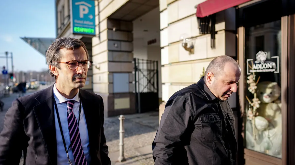 Ukraine-Beratungen in Berlin: 14.12.2025, Berlin: Günter Sautter (l), außen- und sicherheitspolitischer Berater des Bundeskanzlers, und der ehemalige ukrainische Verteidigungsminister Rustem Umjerow kommen am Hotel Adlon an. Die zwischen Vertretern der USA und der Ukraine geführten Gespräche über ein Ende des russischen Angriffskriegs werden heute in Berlin mit europäischer Beteiligung fortgesetzt. Foto: Kay Nietfeld/dpa +++ dpa-Bildfunk +++