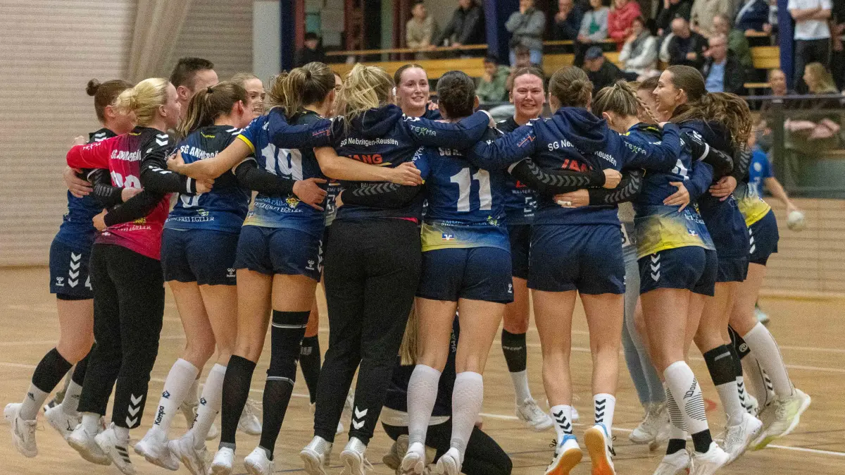 GER, SG Ammer-Gäu vs. TV Weilstetten II, Handball, Spielzeit 2025, 13.12.2025: Mannschaftsjubel (SG Ammer-Gäu,),
GER, SG Ammer-Gäu vs. TV Weilstetten II, Bondorf, Handball, Spielzeit 2025, 13.12.2025,
Foto: Eibner-Pressefoto/Lisa Edel