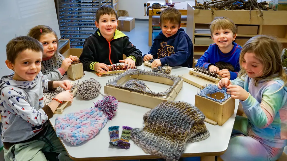 Konzentriert bei der Sache sind diese Jungs und Mädchen in der Kindertageseinrichtung Tieringen. Die Strickrahmenarbeit macht nicht nur Spaß, sie setzt auch viele logische Arbeitsschritte voraus, die sogar die kognitiven Fähigkeiten trainieren.
