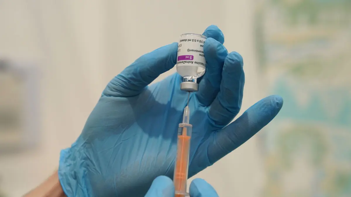 Corona-Impfstoff: ARCHIV - 26.01.2021, Großbritannien, Sunderland: Medizinisches Personal befüllt eine Spritze mit dem Corona-Impfstoff von Oxford/Astrazeneca im NHS Nightingale Hospital North East. (zu dpa: «BGH verhandelt Impfschaden-Klage gegen Astrazeneca») Foto: Owen Humphreys/PA Wire/dpa +++ dpa-Bildfunk +++