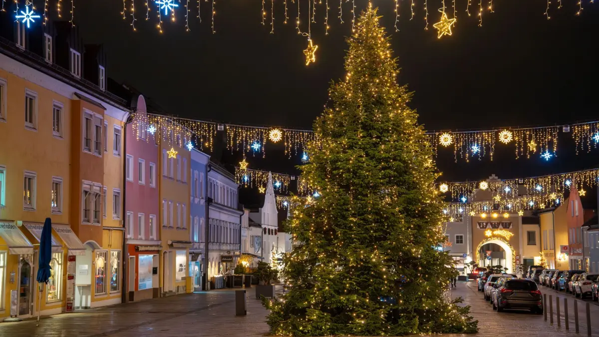 Anschlagsplan auf Weihnachtsmarkt: 13.12.2025, Bayern, Dingolfing: Auf dem Marienplatz in Dingolfing steht ein beleuchteter Weihnachtsbaum. Wegen mutmaßlicher Anschlagspläne auf einen Weihnachtsmarkt im Raum Dingolfing in Niederbayern sind fünf Männer festgenommen worden. Noch ist unbekannt, um welchen Weihnachtsmarkt es sich handelt. Foto: Lars Haubner/NEWS5/dpa - ACHTUNG: Autokennzeichen aus rechtlichen Gründen gepixelt +++ dpa-Bildfunk +++