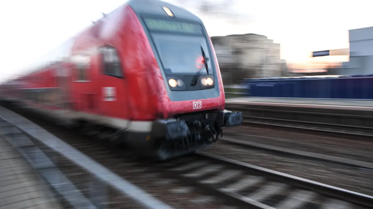 Bahn - Symbolbild: ARCHIV - 21.03.2018, Baden-Württemberg, Meckenbeuren: Ein Regionalzug der Deutschen Bahn fährt über ein Gleis (verschwommen). (zu dpa: «S-Bahn-Surfer gefasst – Polizei stoppt riskante Aktion») Foto: Felix Kästle/dpa +++ dpa-Bildfunk +++