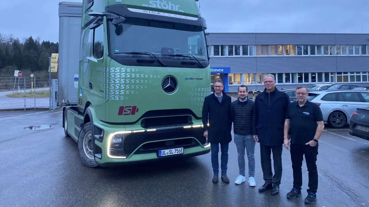 Erwin Stöhr, Geschäftsführer der Logistikfirma aus Rottenacker, mit seinem Speditionsleiter Armin Sailer mit dem Geschäftsführer der Firma Etimex, Josef Lankers, und Werksleiter Thomas Külkens (v.l.) neben dem E-Lastwagen der Firma Stöhr, der die Produkte von Etimex befördert.