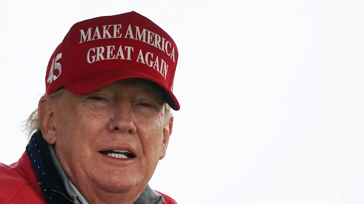 Donald Trump, ehemaliger Präsident der USA, spielt Golf im «Trump International Golf Links & Hotel» während seines Irland-Besuchs. +++ dpa-Bildfunk +++