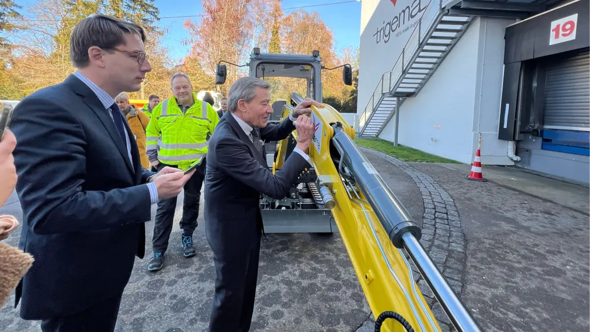 Wolfgang Grupp Trigema signiert Bagger für Bauhof Burladingen