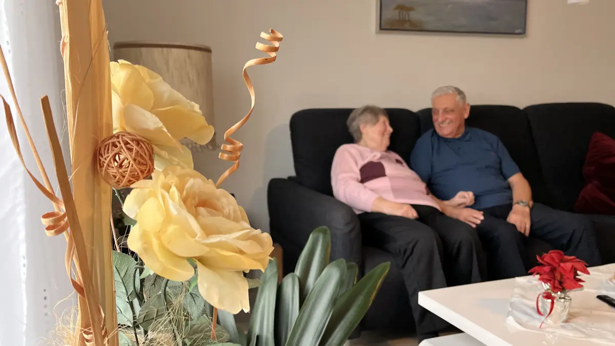 Ingeborg und Kurt Wisst aus Gründelhardt, feiern 2025 eiserne Hochzeit, Wohnzimmer Couch