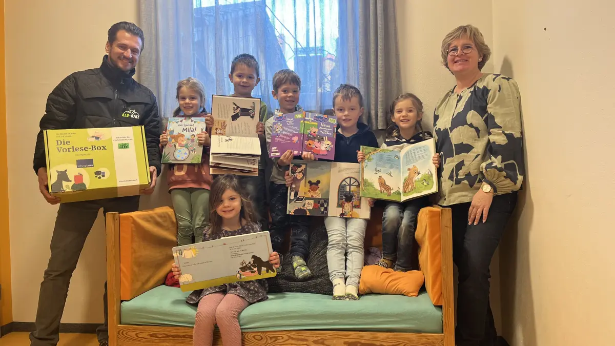 Daniel Goller, Leiterin Annette Hirrle und Kinder des Kindergartens Trailfingen präsentieren die neue Vorlesebox – eine Spende von Alb Bike.