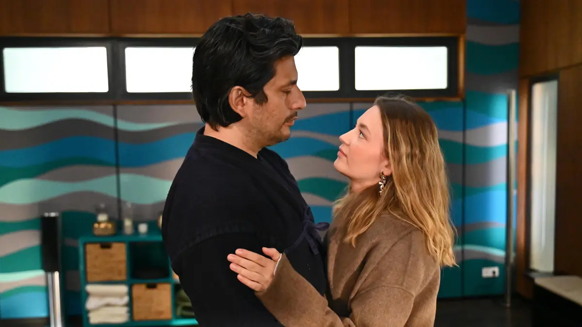 Maximilian (Francisco Medina) und Nathalie (Amrei Haardt) sind wieder ein Paar.