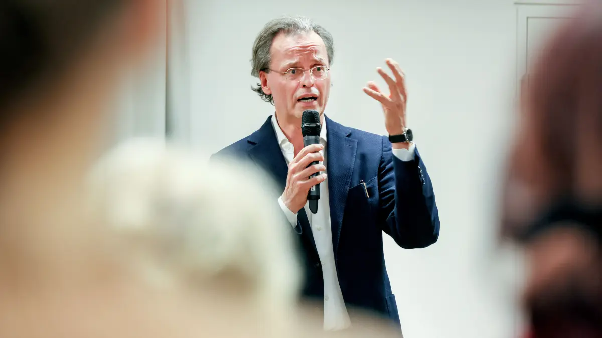 Im Rahmen der „Tage der Demokratie“ wird der renommierte Kommunikationswissenschaftler Prof. Dr. Bernhard Pörksen am 12.12.2025 um 18 Uhr im Haus der Bildung über das Thema „Die Kunst des Miteinander-Redens“ sprechen. Öffentliche Debatten eskalieren zum giftigen Streit. Und in der Breite der Gesellschaft regiert die Angst vor dem Schwinden des gesellschaftlichen Zusammenhalts und dem Ende von Respekt und Vernunft. Bernhard Pörksen analysiert in seinem Vortrag den kommunikativen Klimawandel. Er zeigt Auswege aus der Polarisierungsfalle in Zeiten der „großen Gereiztheit“ und der populistischen Vereinfachungen – und entwirft eine Ethik des Miteinander-Redens, die Empathie und Wertschätzung mit der Bereitschaft zum Streit und zur klärenden Konfrontation verbindet.