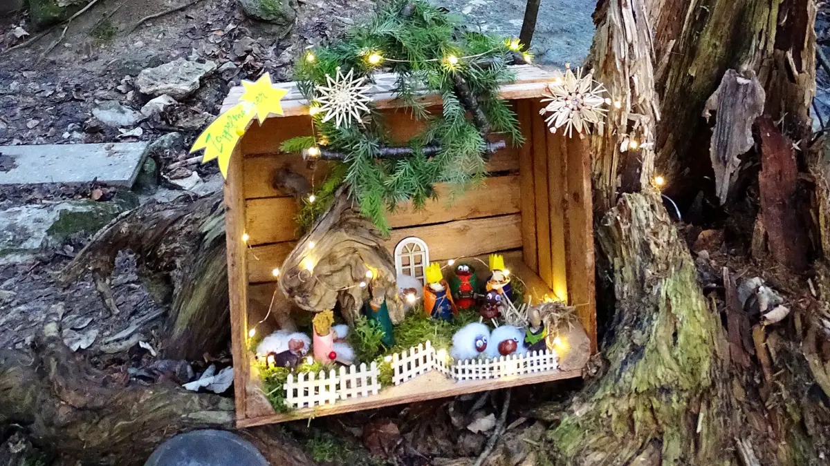 Am vergangenen Freitag wurde der 1. Degginger Krippenweg eröffnet. Er zeigt sich entlang der Wallfahrtskirche Ave Maria in Deggingen.