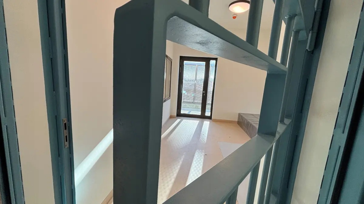 Maßregelvollzug Schwäbisch Hall. Das ist das Krisenzimmer. In den normalen Zimmern der Patienten sind keine Gitter zu sehen.