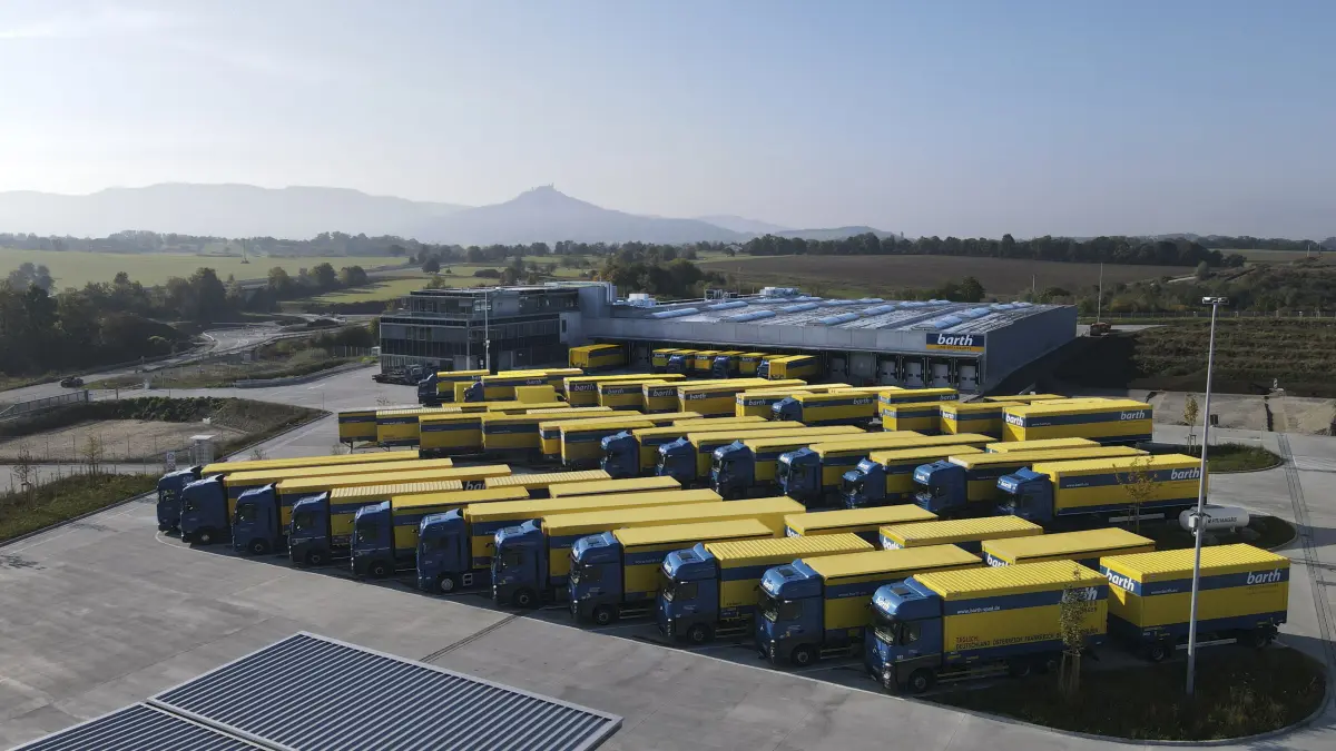Mit beeindruckender Lkw-Flotte: der Hauptsitz der Logistikgruppe barth im Hechinger Gewerbegebiet Nasswasen.