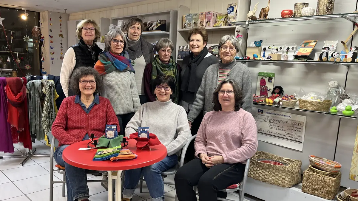 Ein Teil des Teams im Weltladen am Marktplatz Münsingen: Die Helfer arbeiten ehrenamtlich, damit Produzenten aus dem Globalen Süden fair bezahlt werden. Der Laden feiert sein 25-jähriges Bestehen.