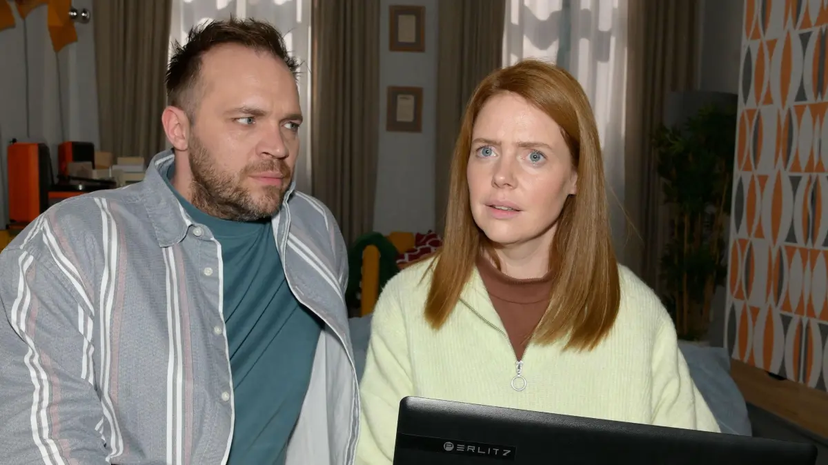 Erik (Patrick Heinrich) muss befürchten, dass Toni (Olivia Marei) Matilda auf der Spur ist.