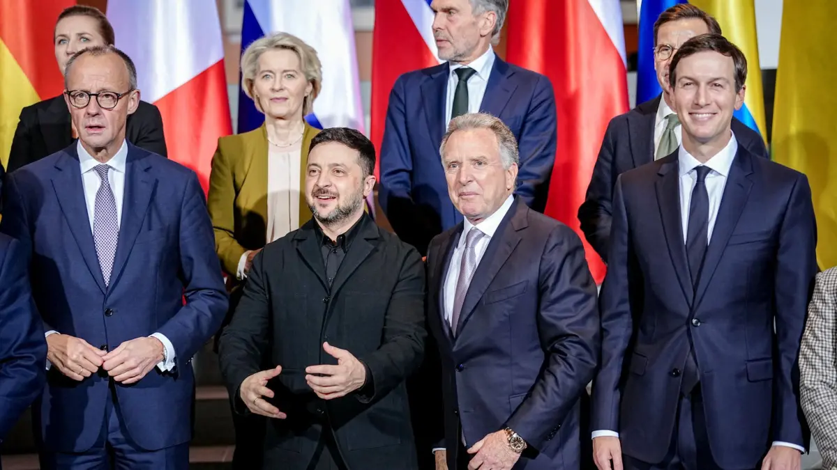 Ukraine-Beratungen in Berlin: 15.12.2025, Berlin: Bundeskanzler Friedrich Merz (vorne l-r, CDU), Wolodymyr Selenskyj, Präsident der Ukraine, Steve Witkoff, Sondergesandter der Vereinigten Staaten, und Jared Kushner, Unternehmer und Ehemaliger Chefberater des Präsidenten der Vereinigten Staaten, stehen zu Beginn des Ukraine-Gipfels im Bundeskanzleramt für ein Gruppenfoto zusammen. In Berlin finden Beratungen zu einem möglichen Frieden in der Ukraine statt. Foto: Kay Nietfeld/dpa-Pool/dpa +++ dpa-Bildfunk +++