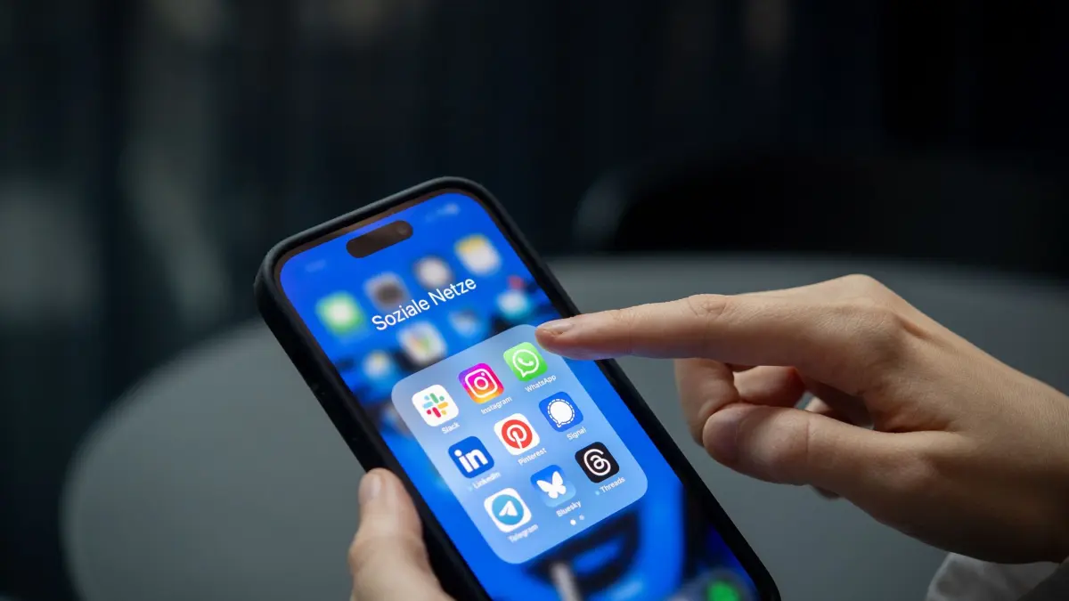 Eine Frau ruft auf einem Smartphone Soziale Medien auf: ILLUSTRATION - Keine Lust auf News aus dem Einkaufszentrum? Hey Whatsapp, bitte mal den Status von Onkel Rolf verbergen! (zu dpa: «Whatsapp: So lässt sich der Status gezielt verbergen») Foto: Zacharie Scheurer/dpa-tmn - Honorarfrei nur für Bezieher des dpa-Themendienstes +++ dpa-Themendienst +++