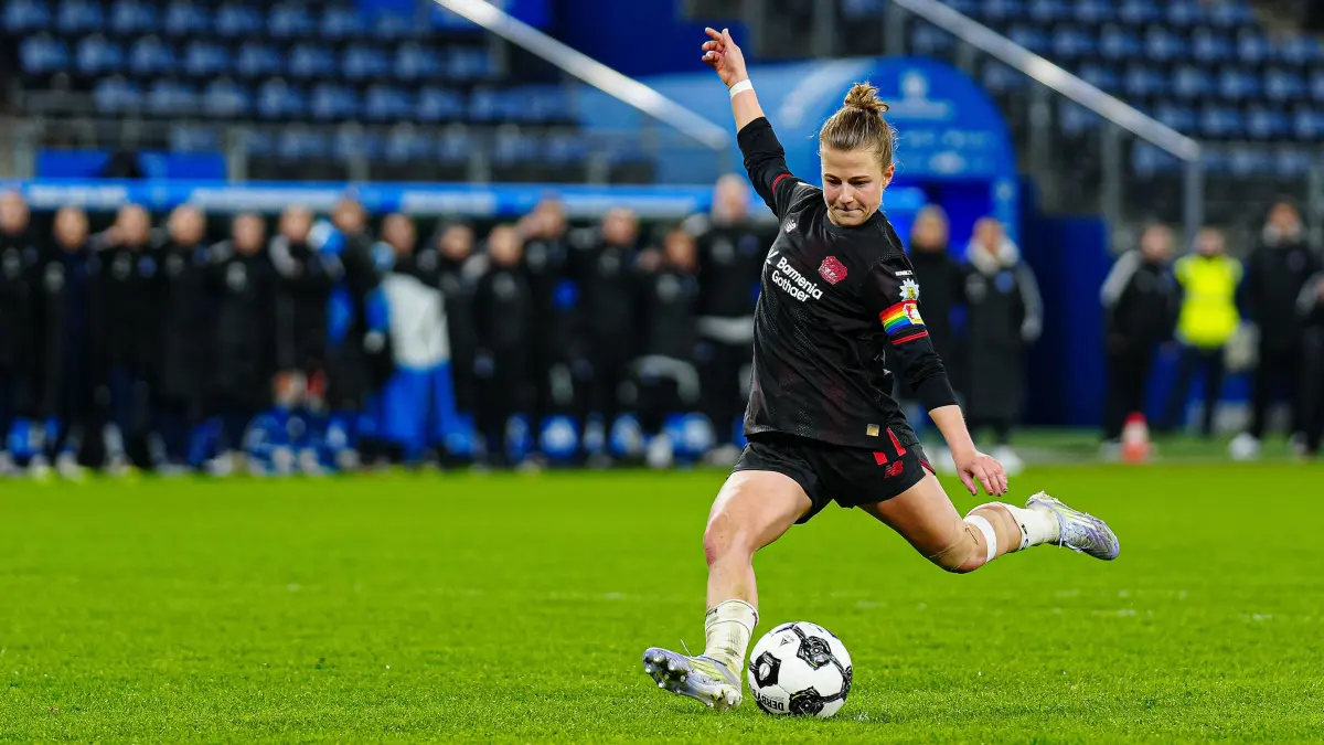 Kristin Koegel (Bayer 04 Leverkusen, #11) bei Elfmeterschiessen
GER, Hamburger SV vs. Bayer 04 Leverkusen, Frauen, Fussball, DFB-Pokal, Achtelfinale, Saison 2025/2026, 16.11.2025
Foto: Eibner-Pressefoto/Marcel von Fehrn