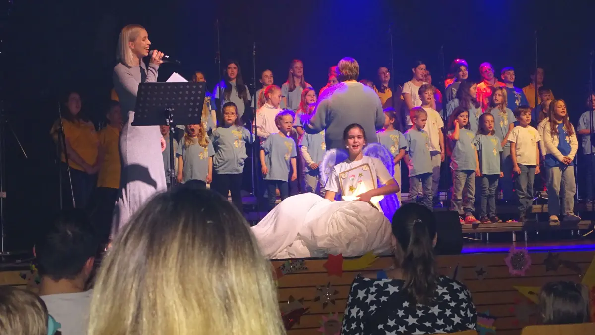 Der Liederkranz Salach lud am 3. Advent ein zum Musical „Melwins Stern“. Das vorweihnachtliche Familienmusical begeisterte Groß und Klein auf der Bühne und im Publikum.
