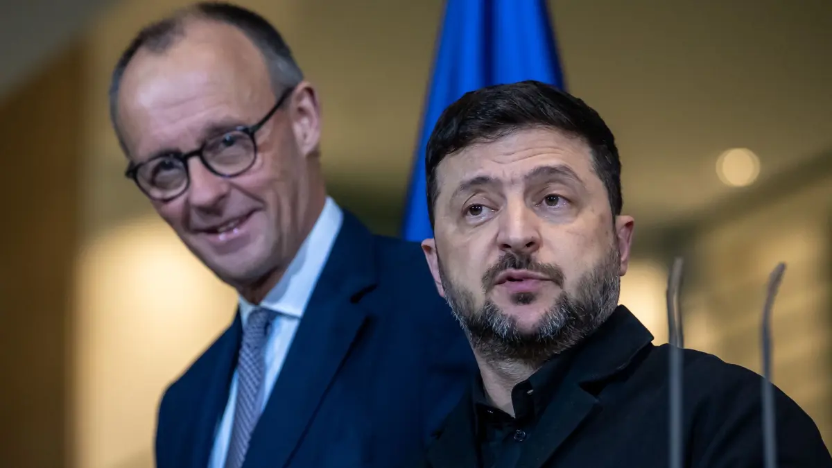 Ukraine-Beratungen in Berlin: 15.12.2025, Berlin: Bundeskanzler Friedrich Merz (CDU) geht neben Wolodymyr Selenskyj, Präsident der Ukraine (r.) nacheiner Pressekonferenz im Kanzleramt Teil. In Berlin finden Beratungen zu einem möglichen Frieden in der Ukraine statt. Foto: Michael Kappeler/dpa +++ dpa-Bildfunk +++