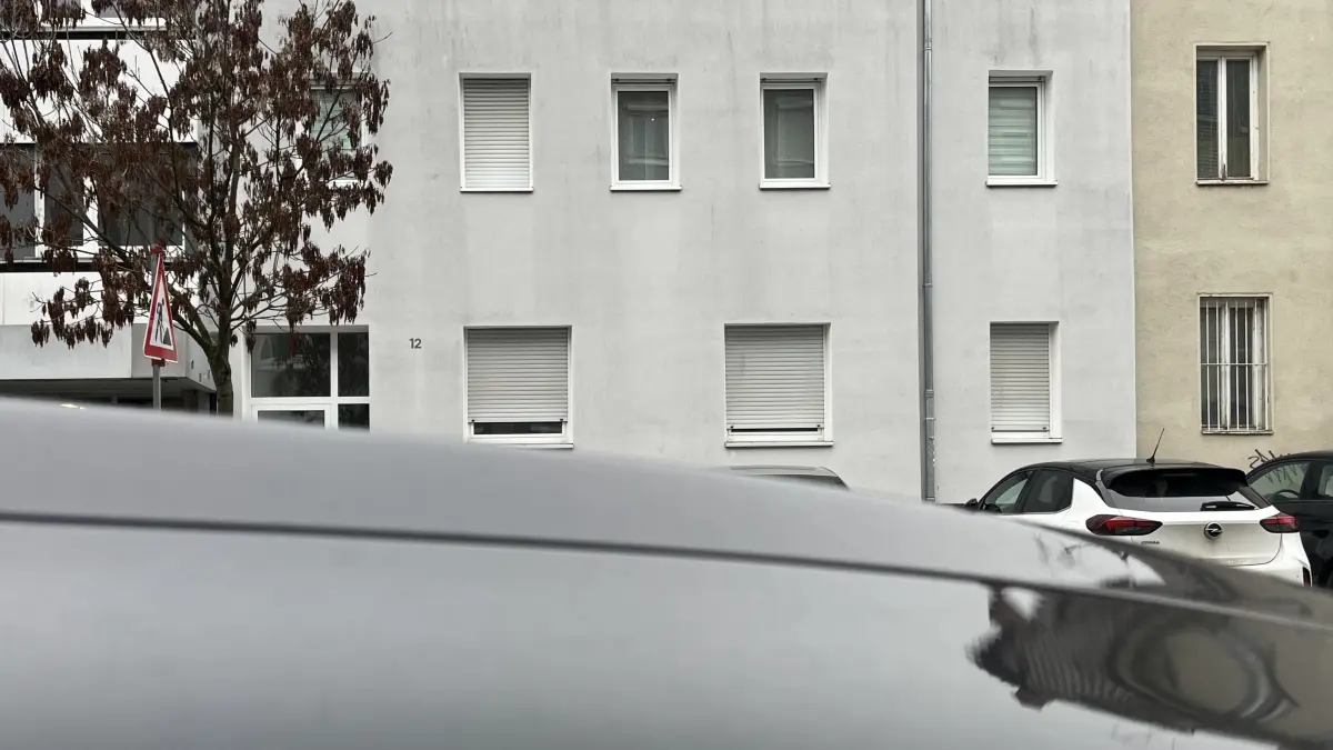 Links ist der ehemalige Sport Sohn in Neu-Ulm zu erkennen. Die Immobilie gehört der Baufirma Munk. Ebenso das Gebäude mit der gelben Fassade. Nicht aber das Haus dazwischen mit der Adresse Maximilianstraße 12.