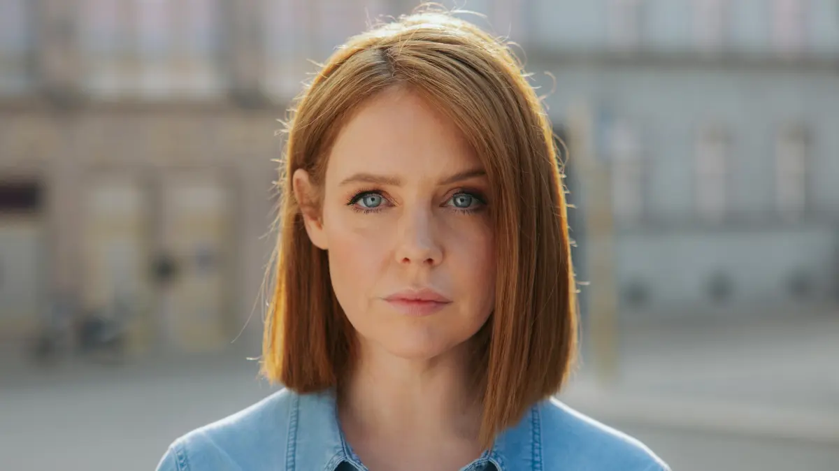 Toni (Olivia Marei) muss sich auf einen gefährlichen Einsatz vorbereiten.